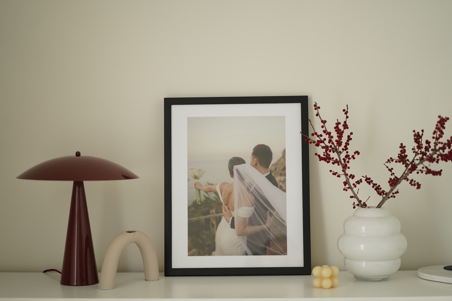 Oprawiony wydruk fine art na komodzie we wnętrzu